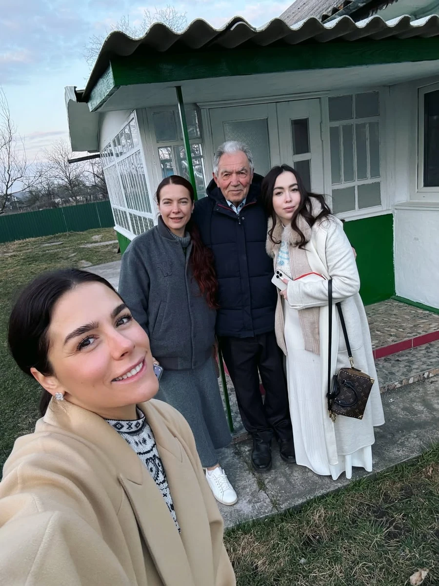Іванна Онуфрійчук показала кадри з сестрами