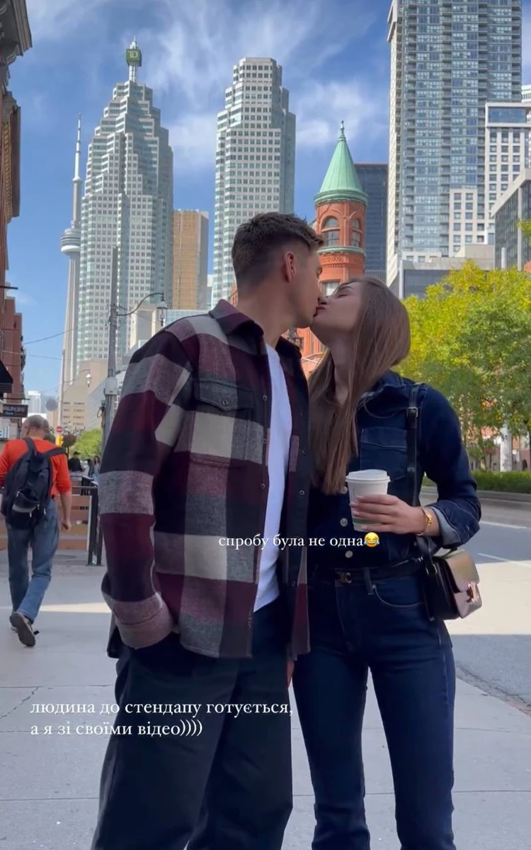 Він працює, а вона блогерка...