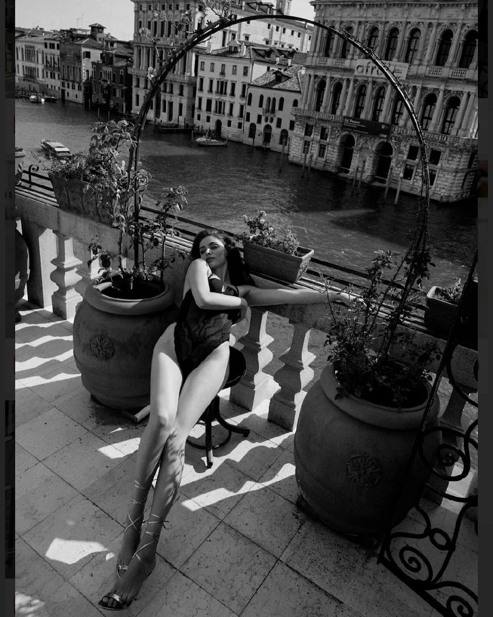 Нещодавно у Венеції фотографувалася і Міс Україні Всесвіт-2022 Вікторія Апанасенко