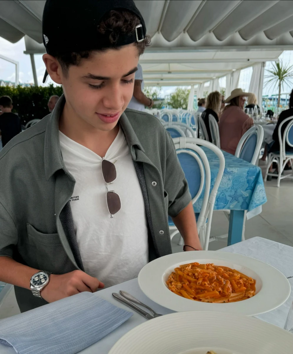 син Санти від минулого шлюбу