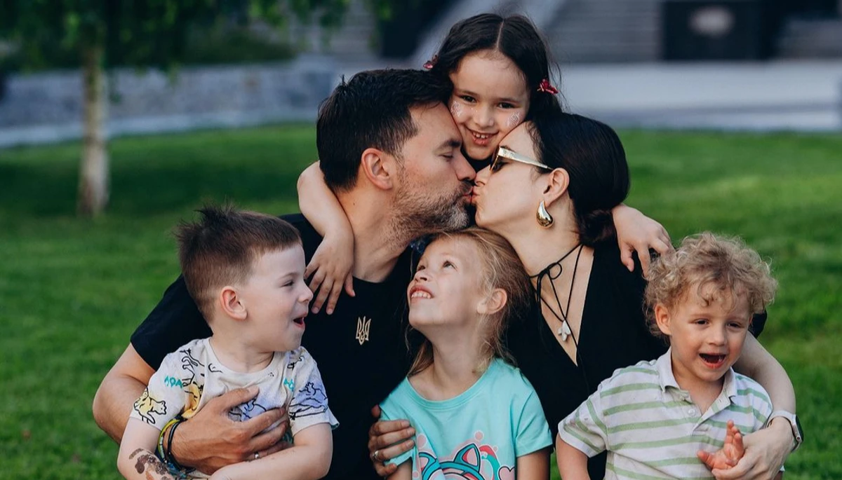 Інна та Тімур Мірошниченки зі своїми дітьми