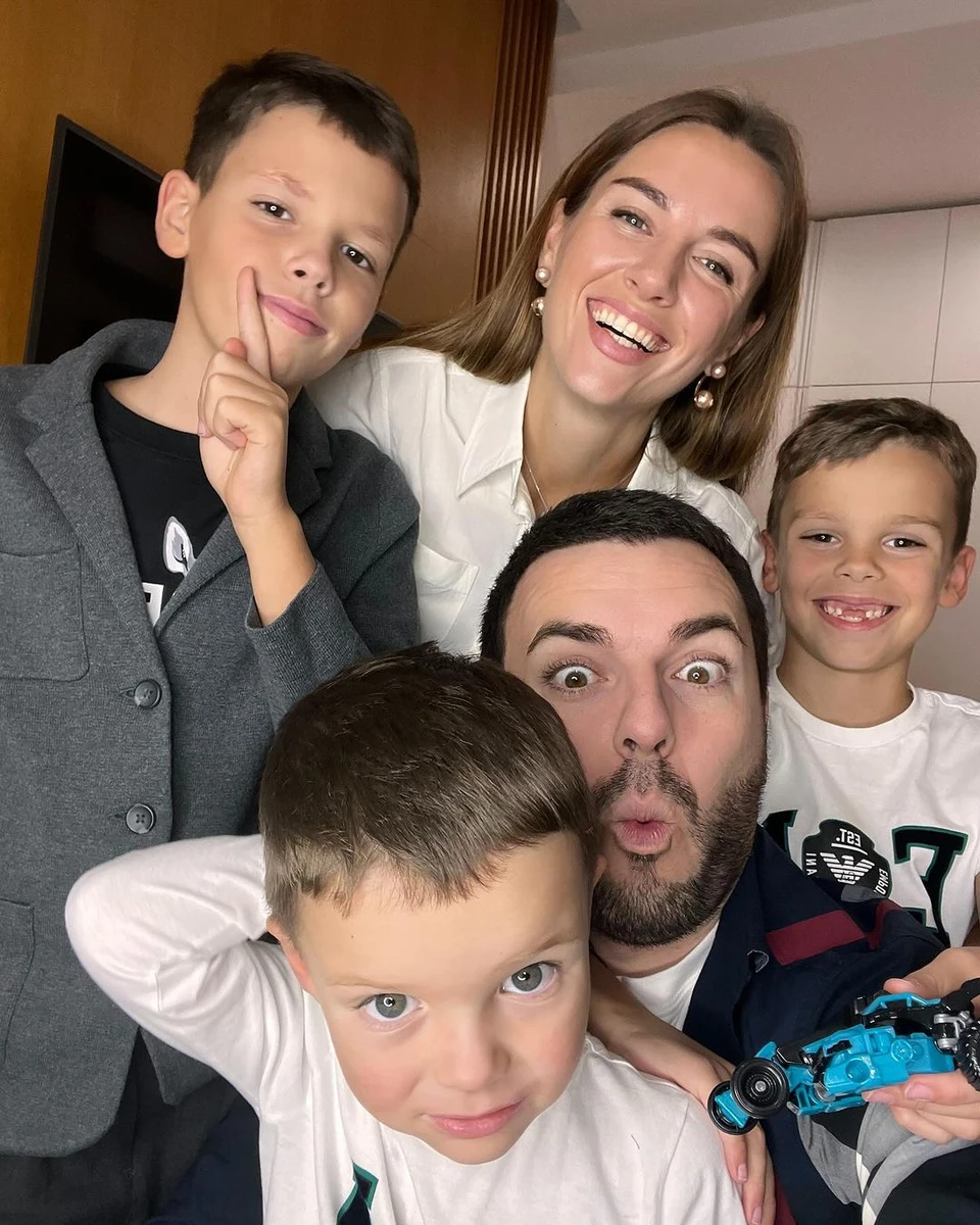 Решетнік з дружиною і дітьми наробили селфі