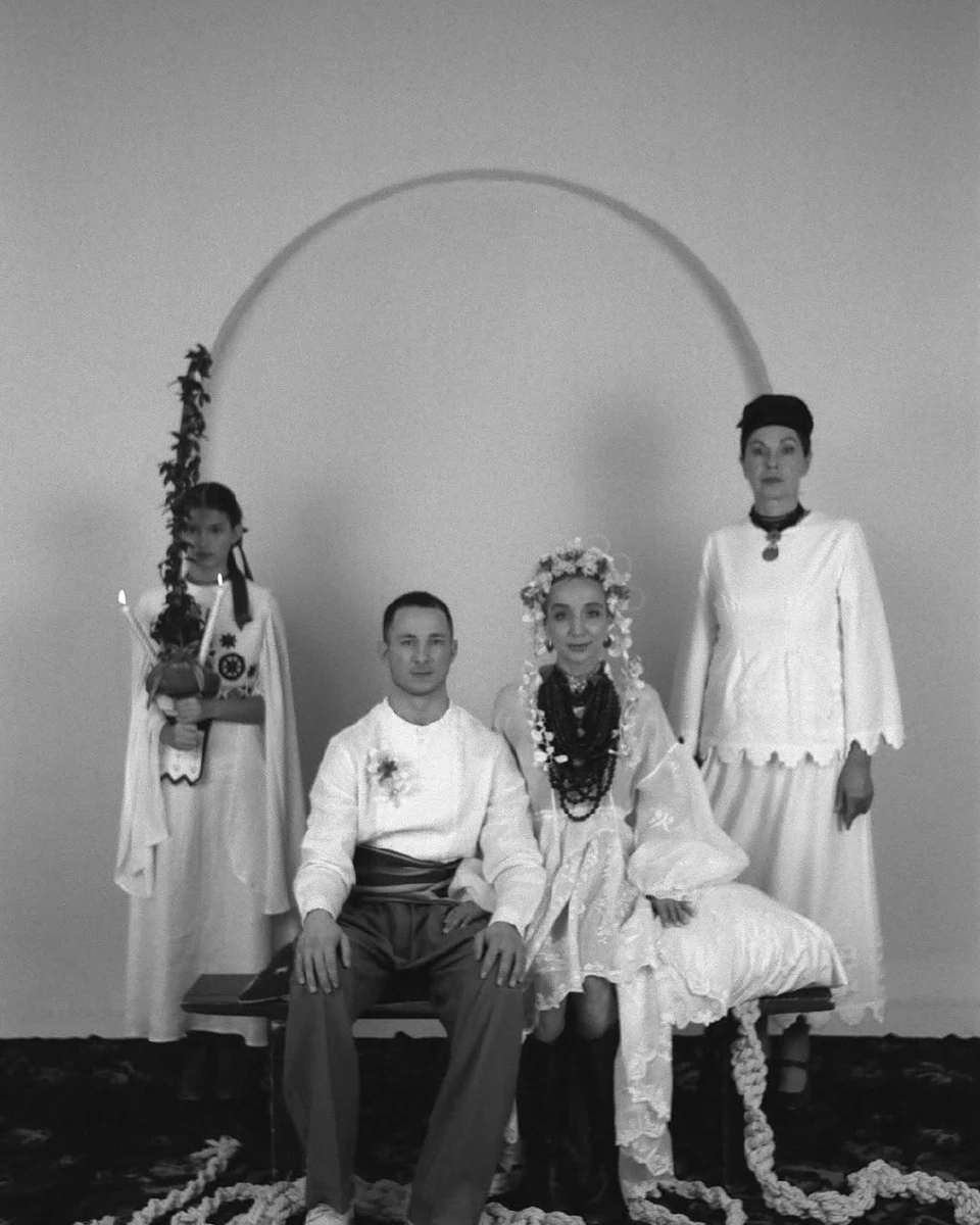 Терен і Мандзюк у весільній арці