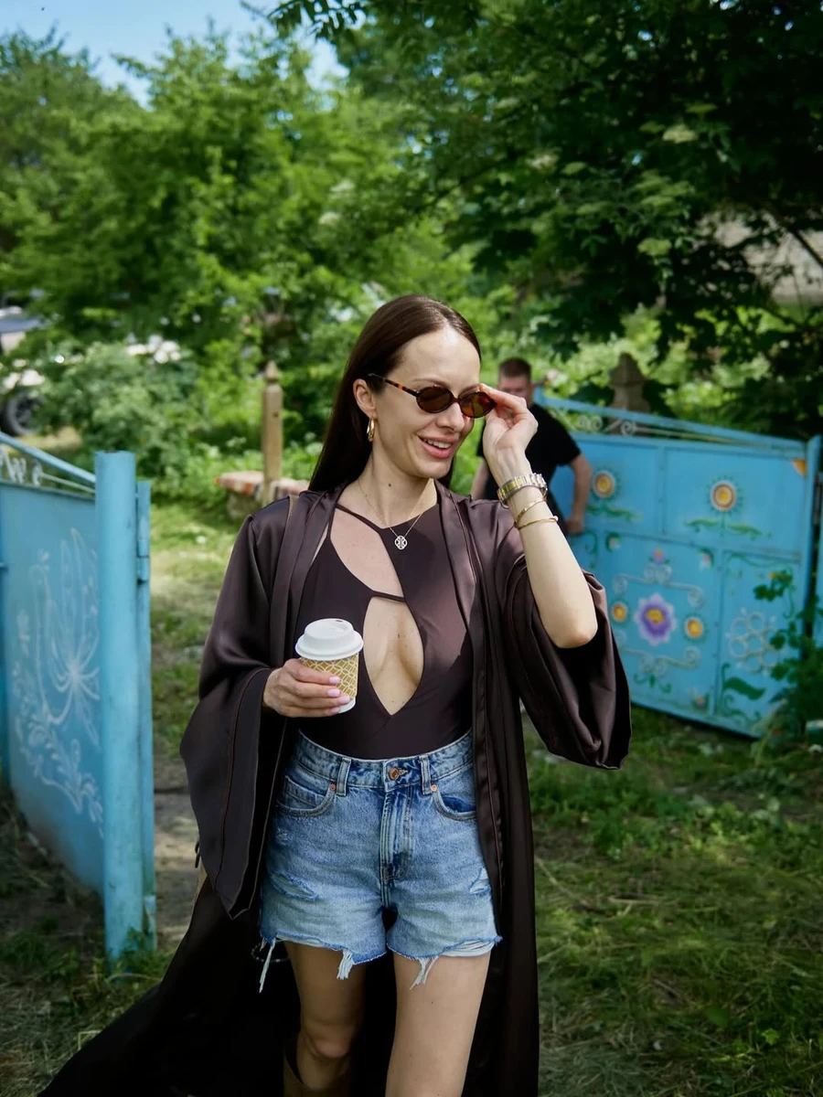 Христина Горняк посвітила декольте і стегнами в Мальованому селі