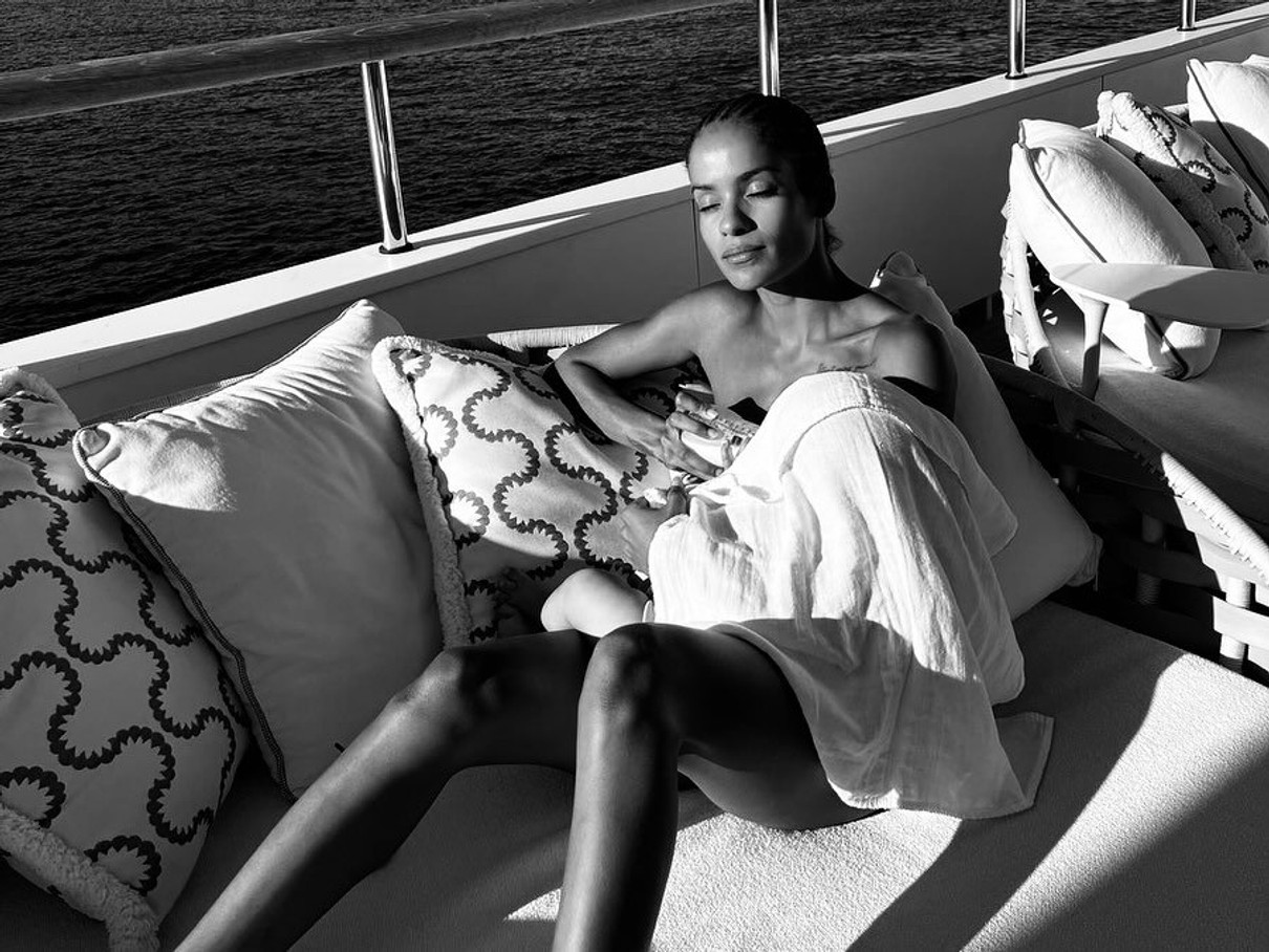 Кохана Касселя показала, як годує синочка на яхті