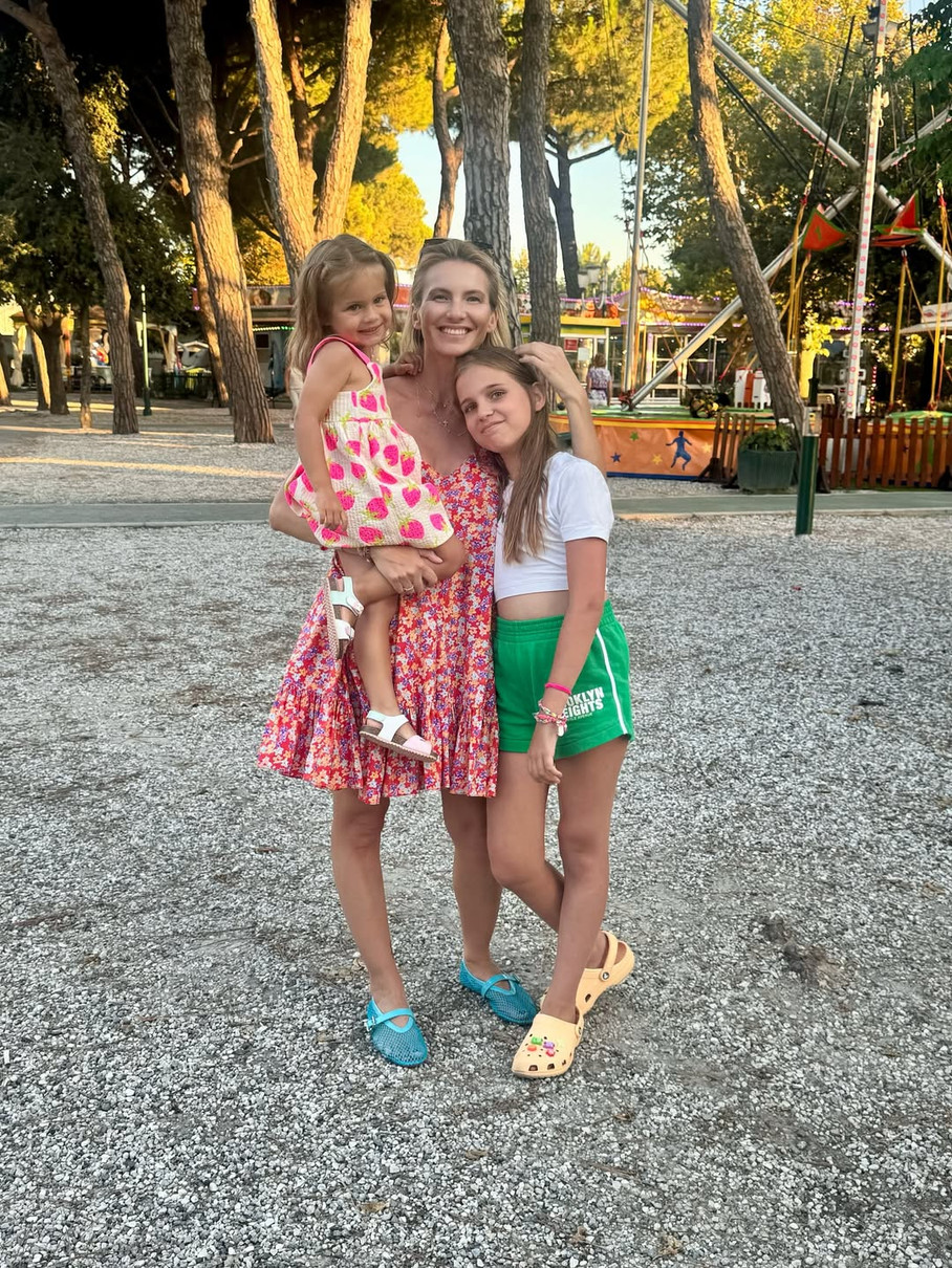 Єлизавета Юрушева показала обійми з дочками на італійському відпочинку