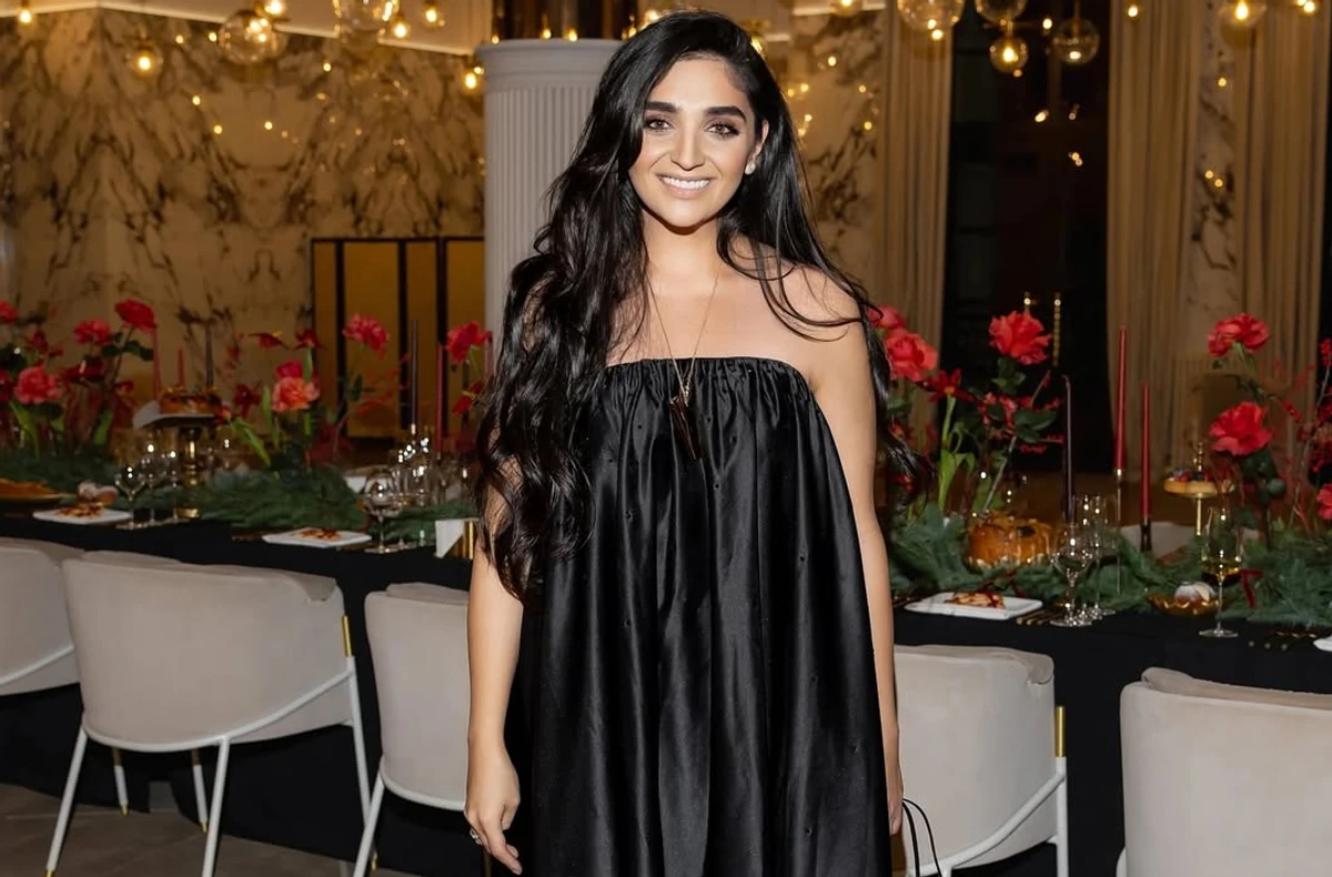 Ельвіра Гасанова позує для фото