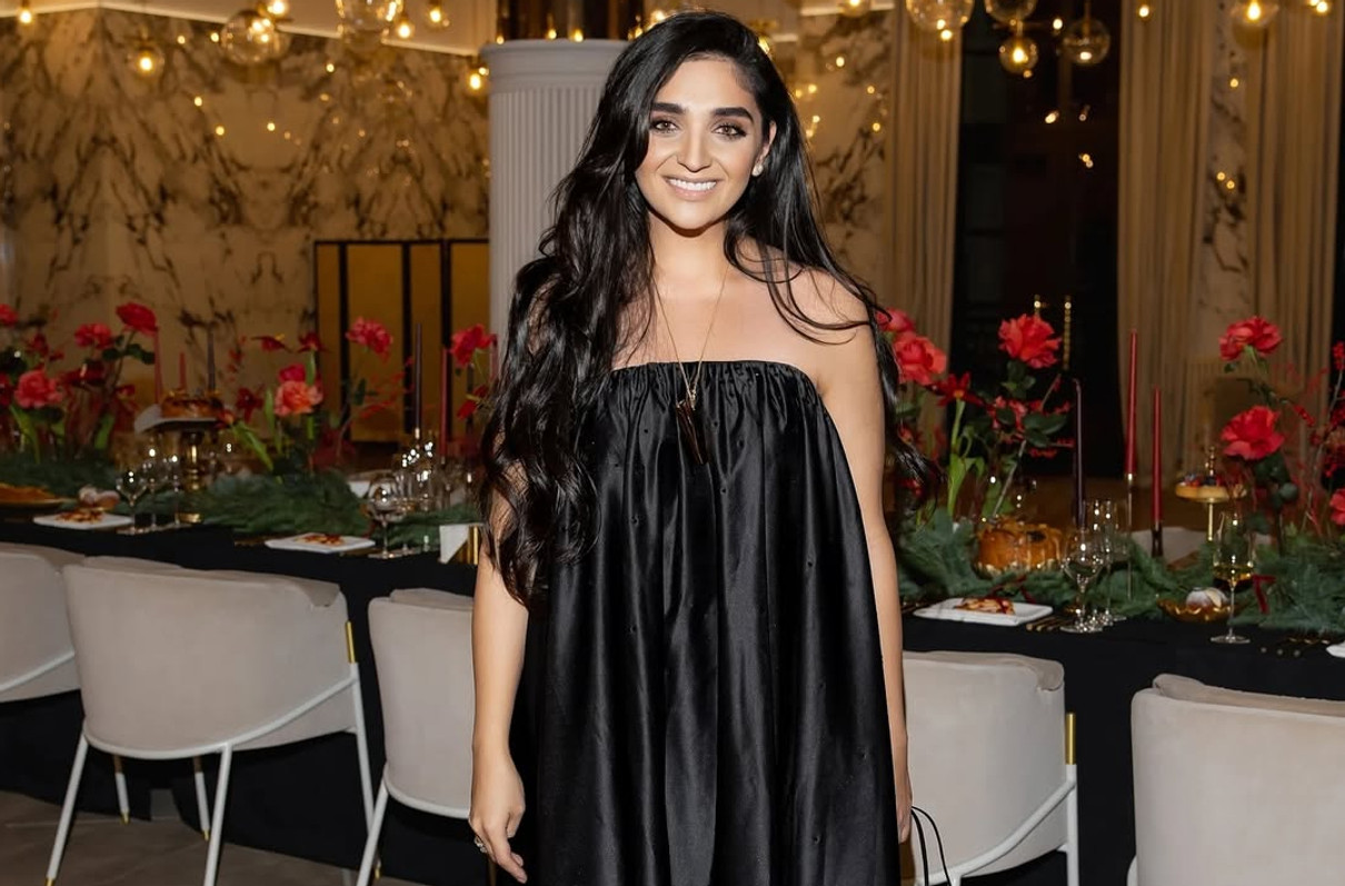 Ельвіра Гасанова позує для фото