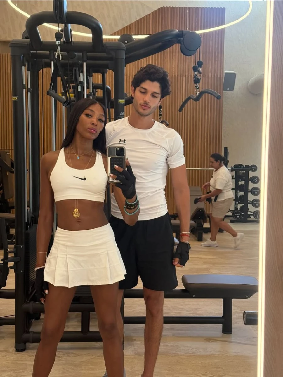 Кемпбелл у білому спортивному