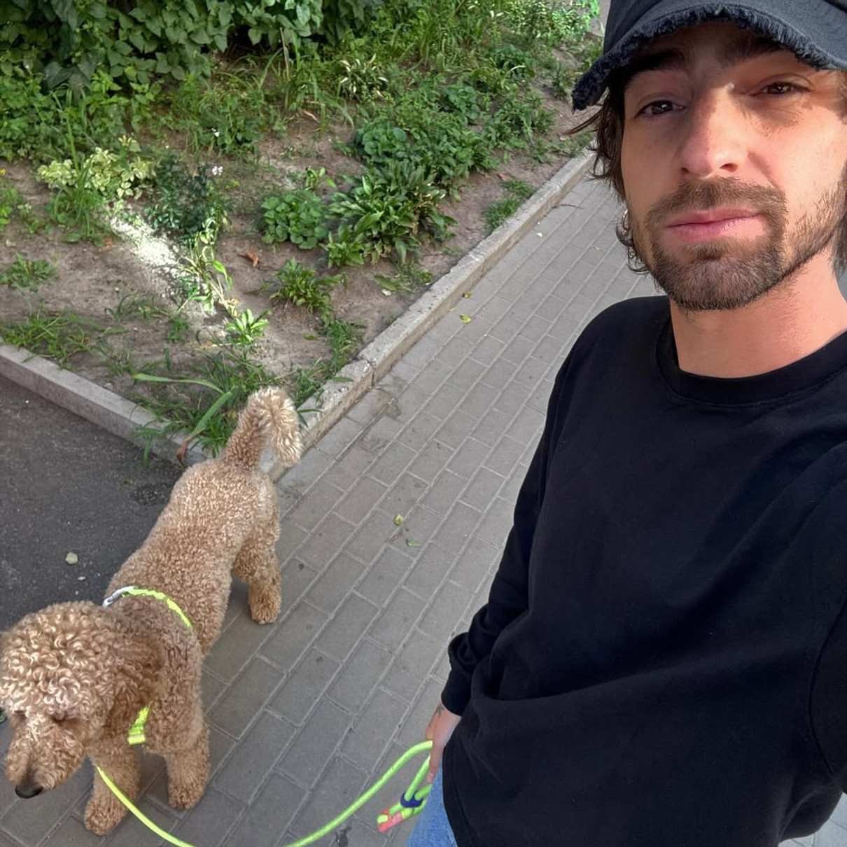 Дантес показав селфі на прогулянці з песиком