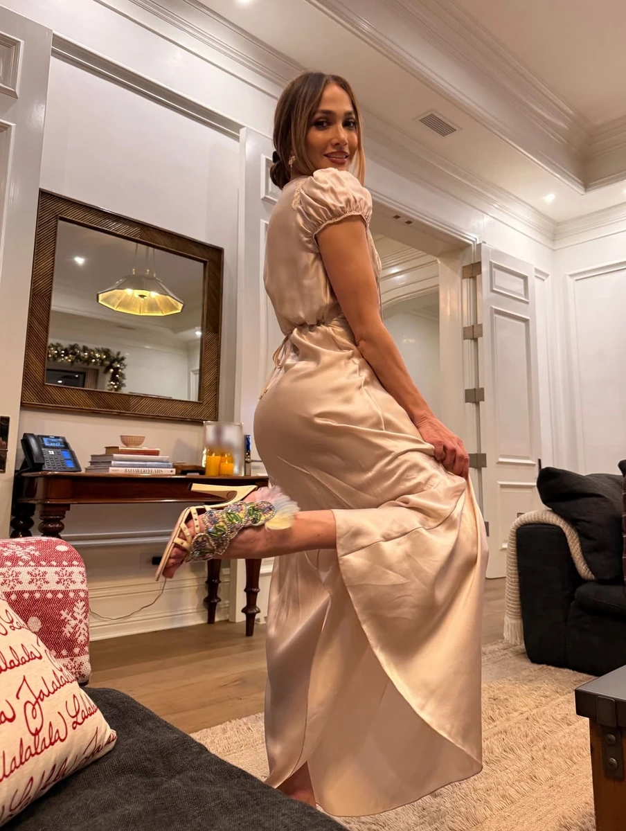 Дженніфер Лопес блиснула формами у шовковій сукні