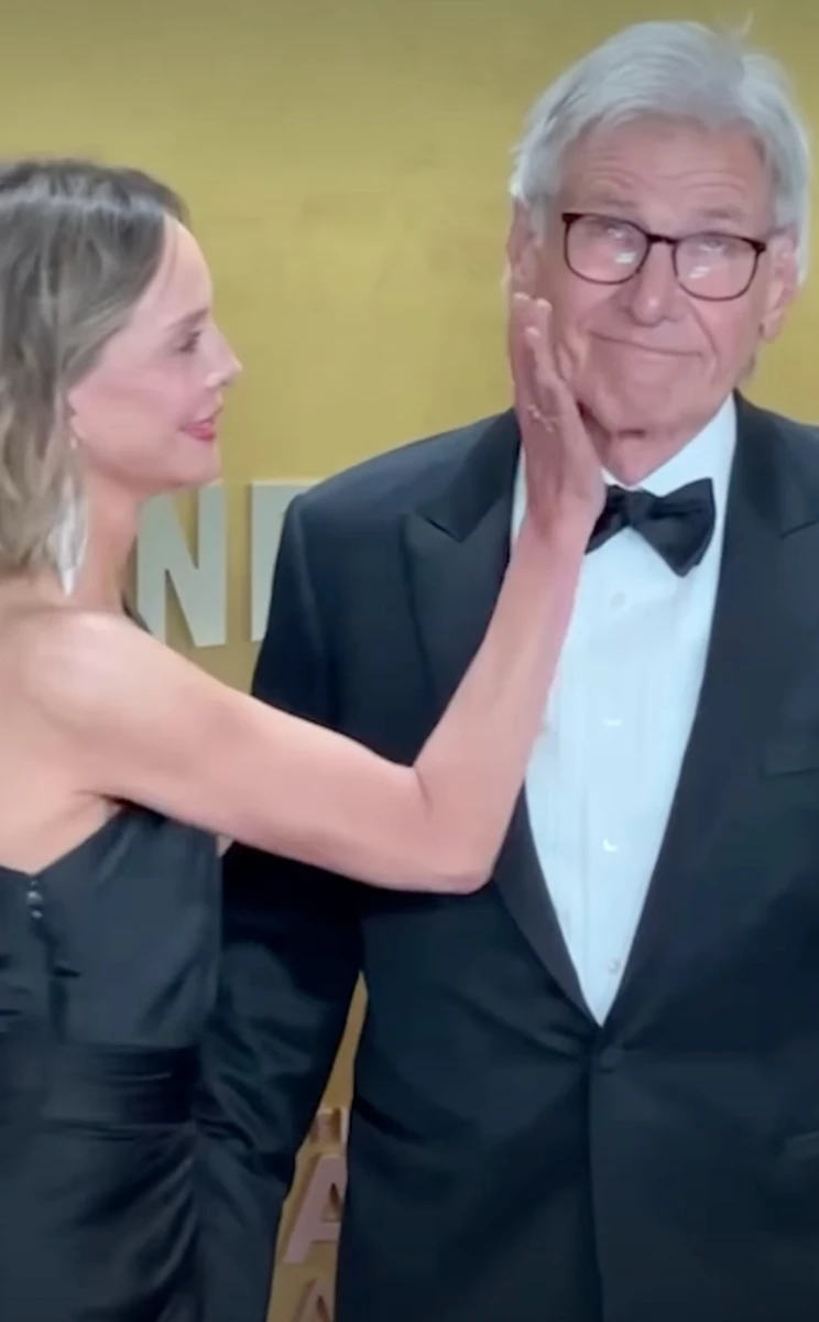 Дружина Харрісона Форда мило витерла йому помаду від поцілунку