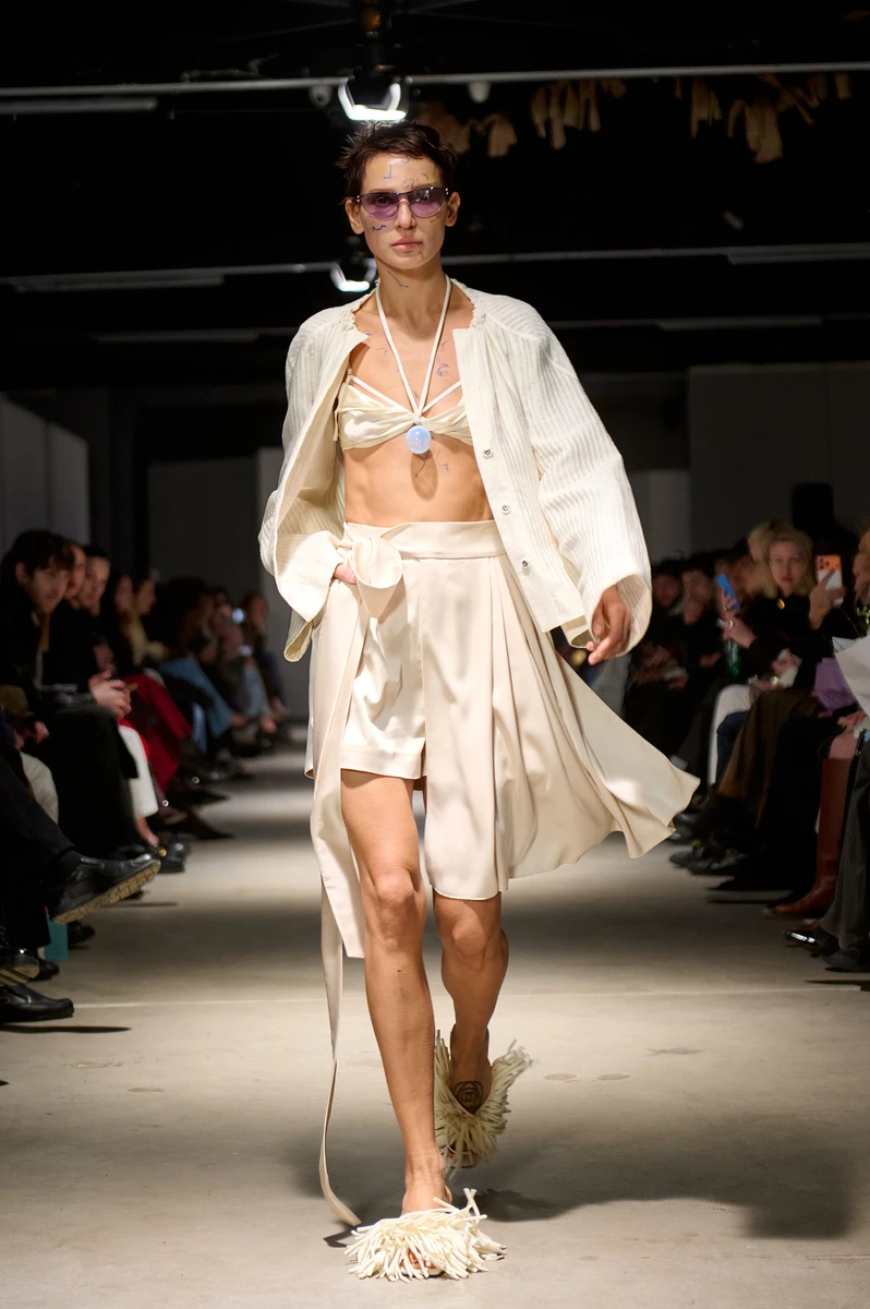 Олександра Артем'єва у ліфчику на подіумі BOBKOVA