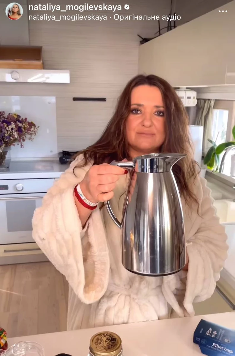 Заварює напій в термосі