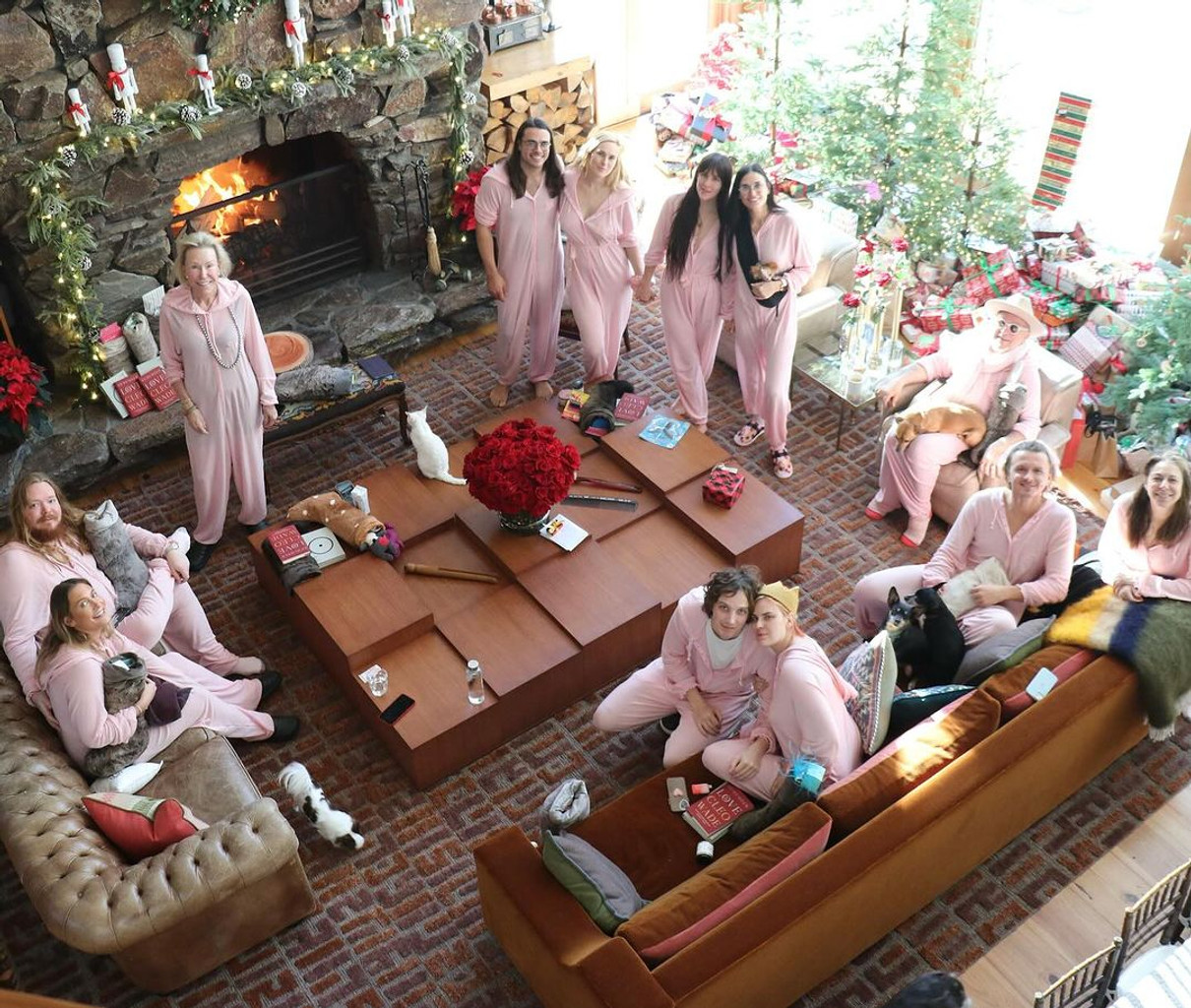 Різдво у рожевому, - підписала фото Мур. 