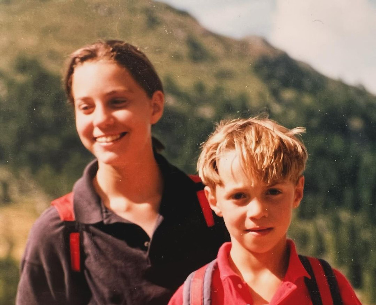 Кейт та її брат Джеймс у дитинстві
