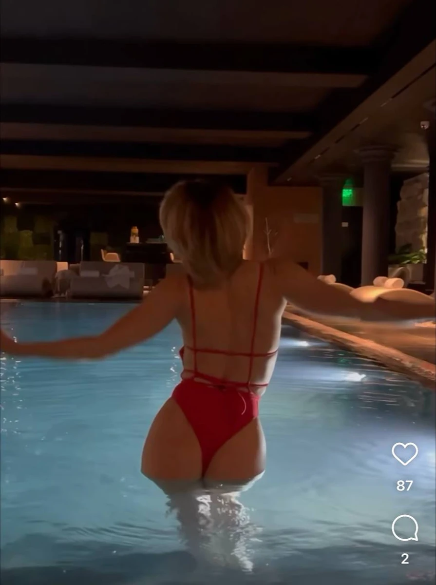 Аніта хоча й живе у Британії і більшу частину часу проводить там, не закинула спорт, а навпаки, активно тренується і трансює це у мережі