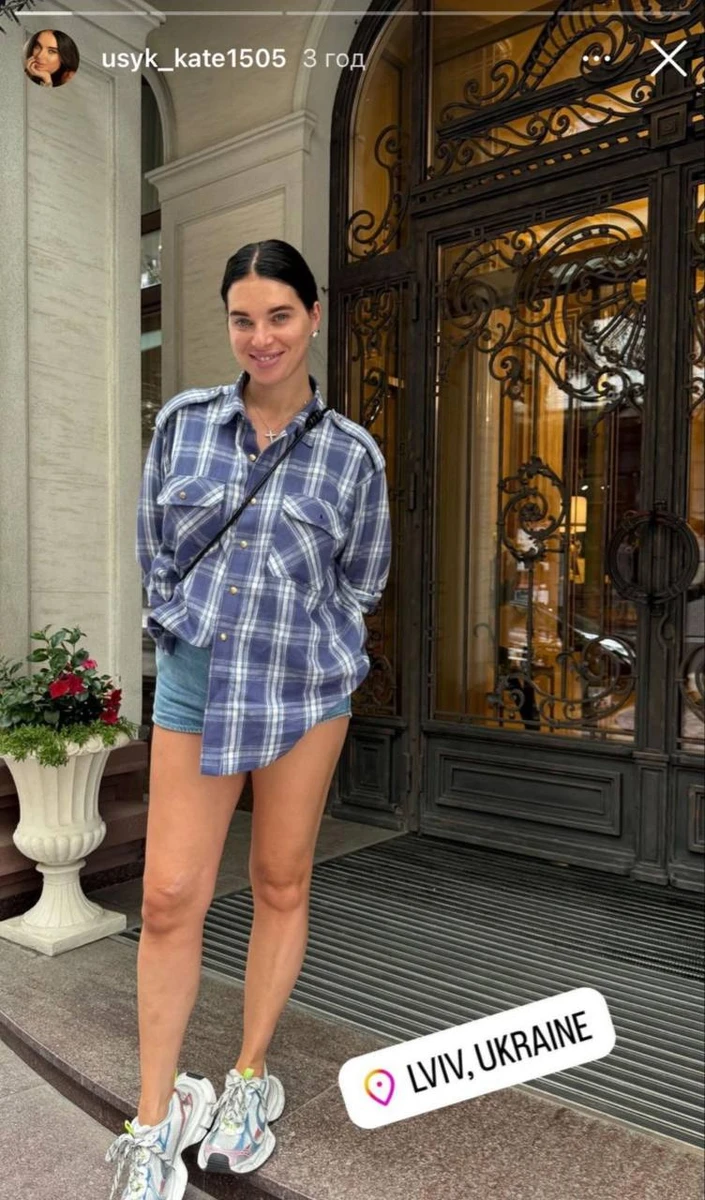 Дружина Олександра Усика позує для фото