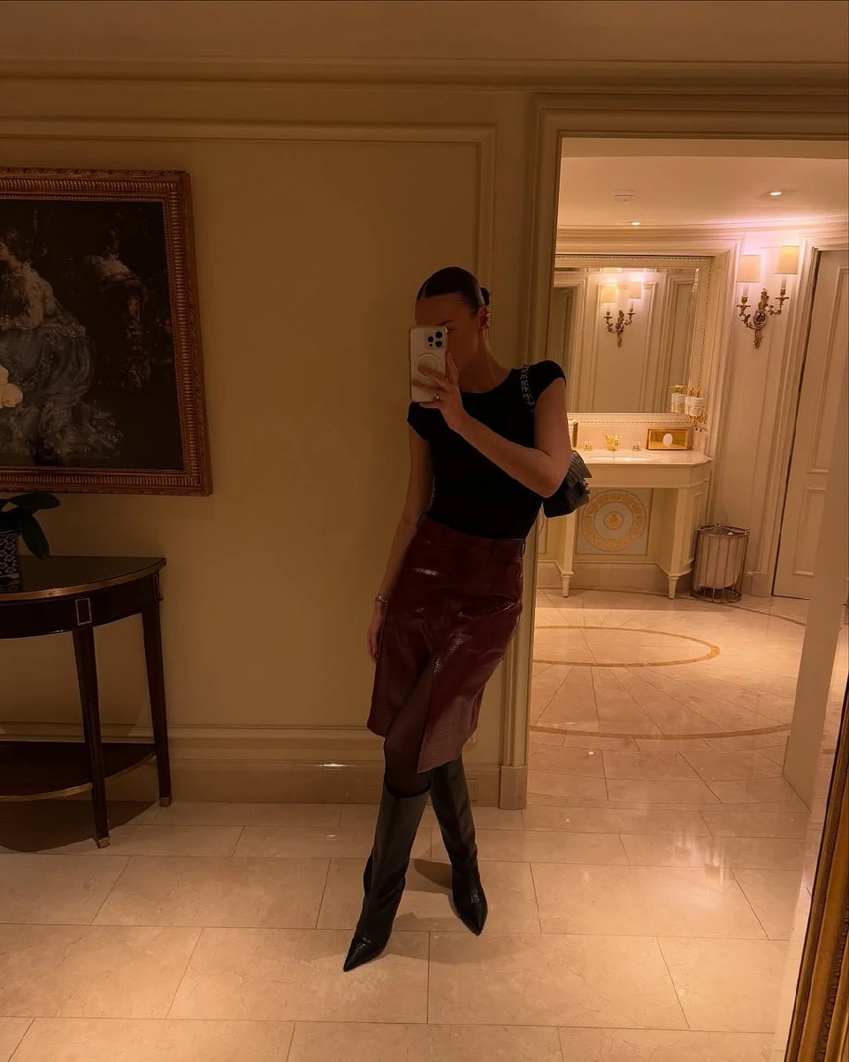 Аліна Френдій у шкіряному луці