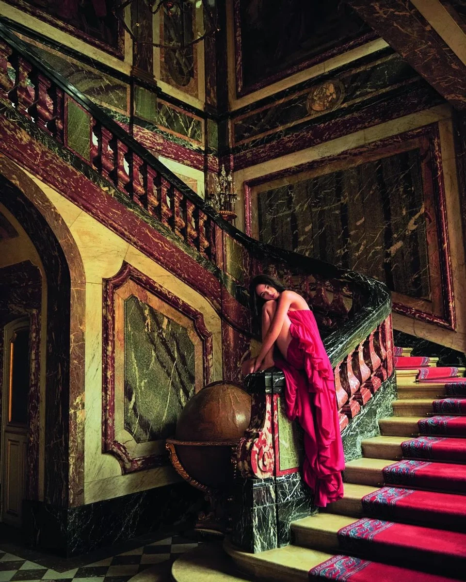 Дочка Касселя у сукні зі шлейфом знялася на сходах для журналу