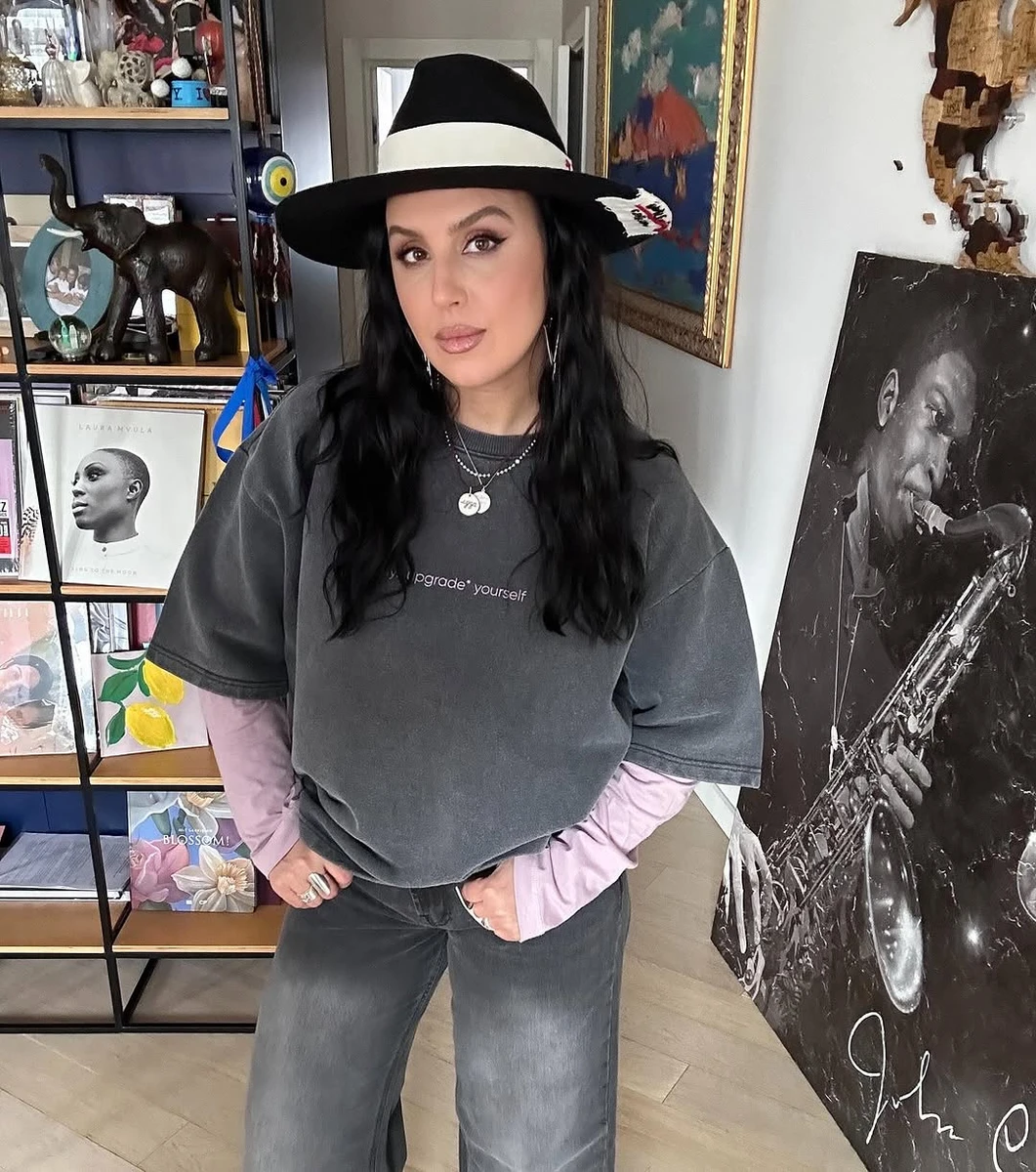 Джамала попозувала у модних джинсах і футболці