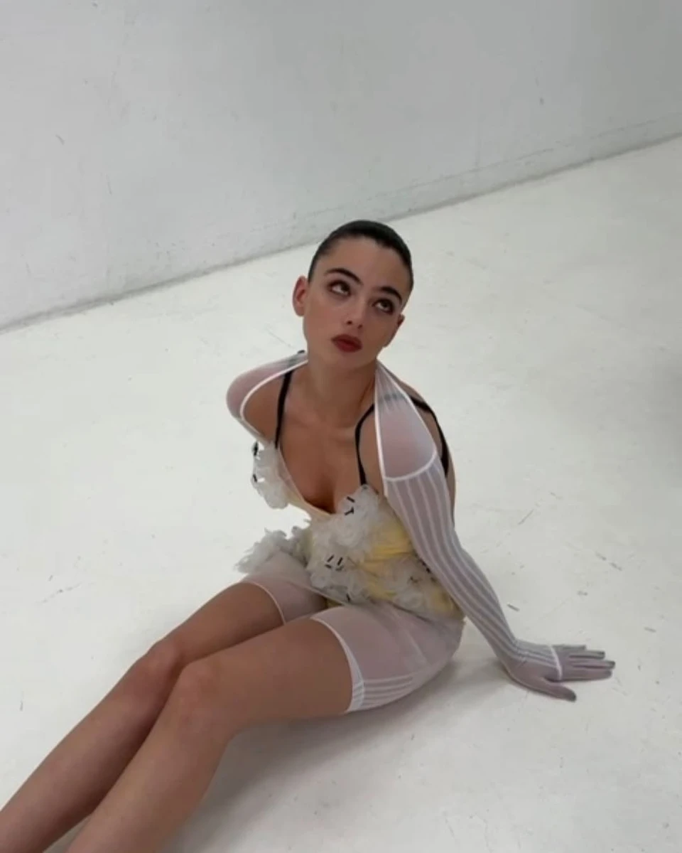 Дева Кассель в прозорому аутфіті посиділа на підлозі