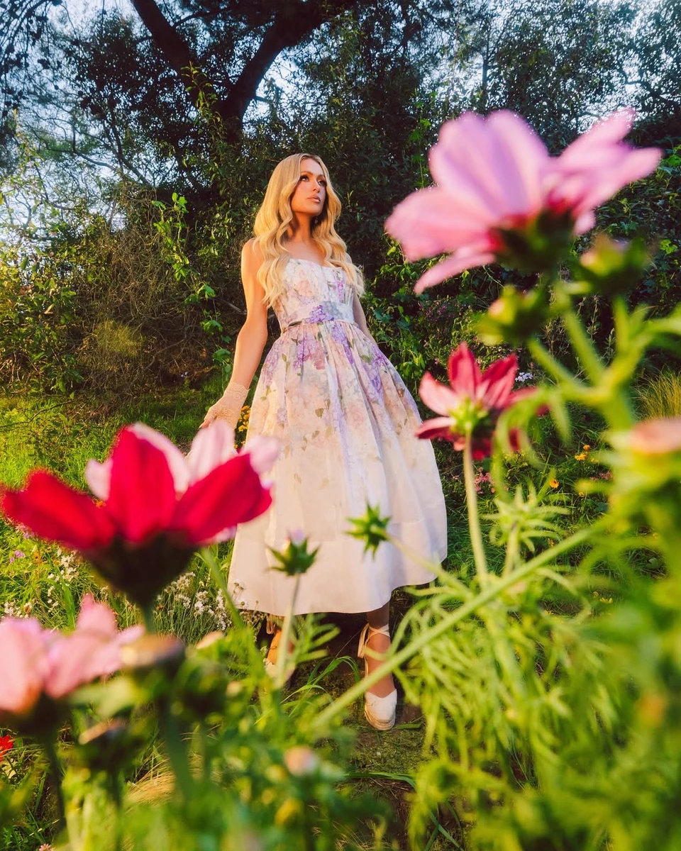 Періс Хілтон в елегантному луці показалася серед квітів