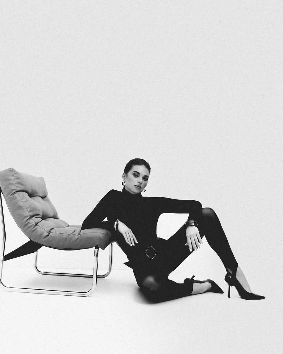 Дружина Усика в обтислому костюмі ефектно посиділа на підлозі