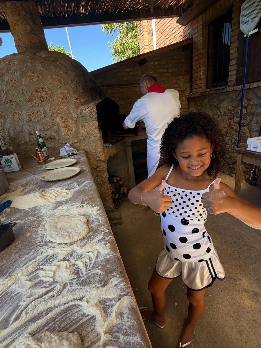 Кайлі Дженнер замилувала знімком дочки, коли та займалася тістом
