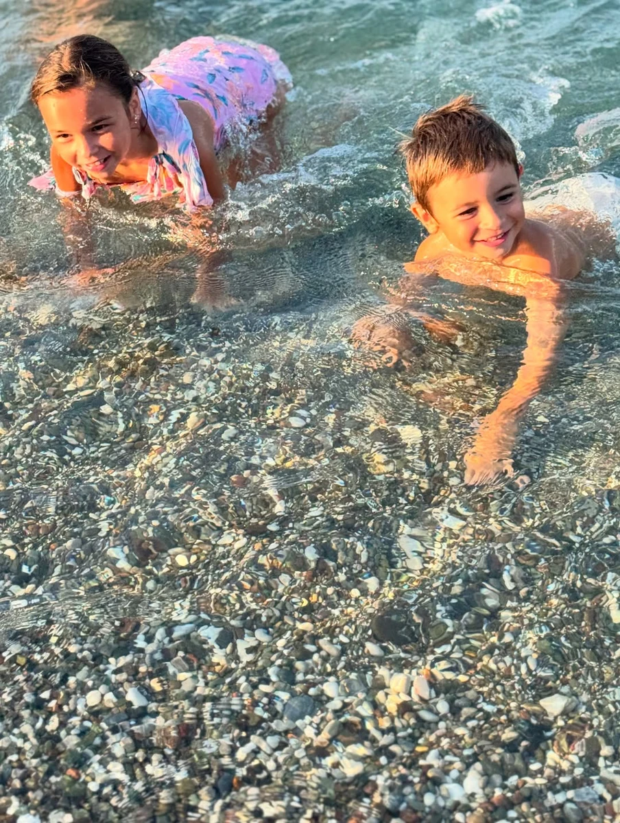 Діти накупалися в морі