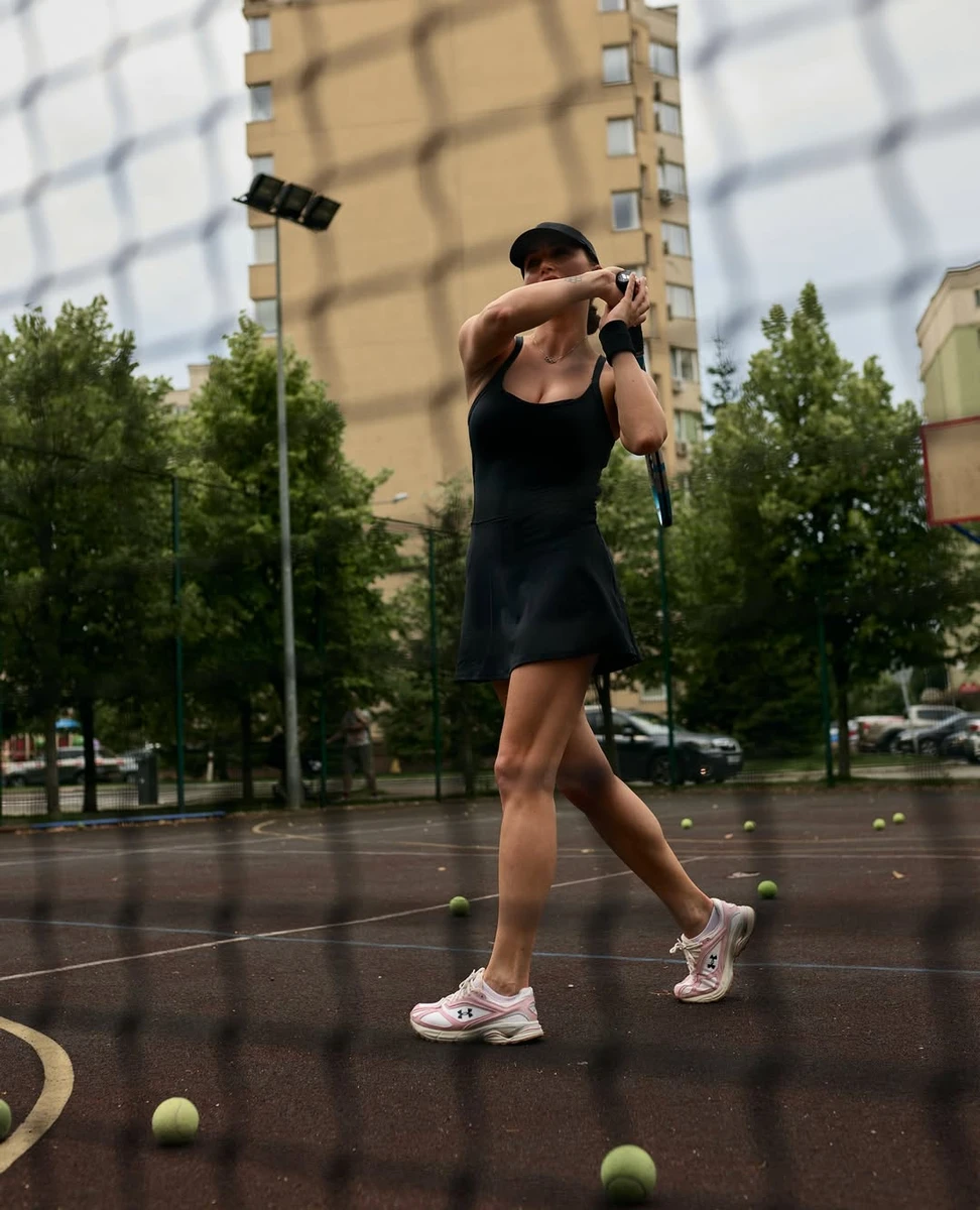 Ганна Різатдінова у міні попозувала з тенісною ракеткою на корті