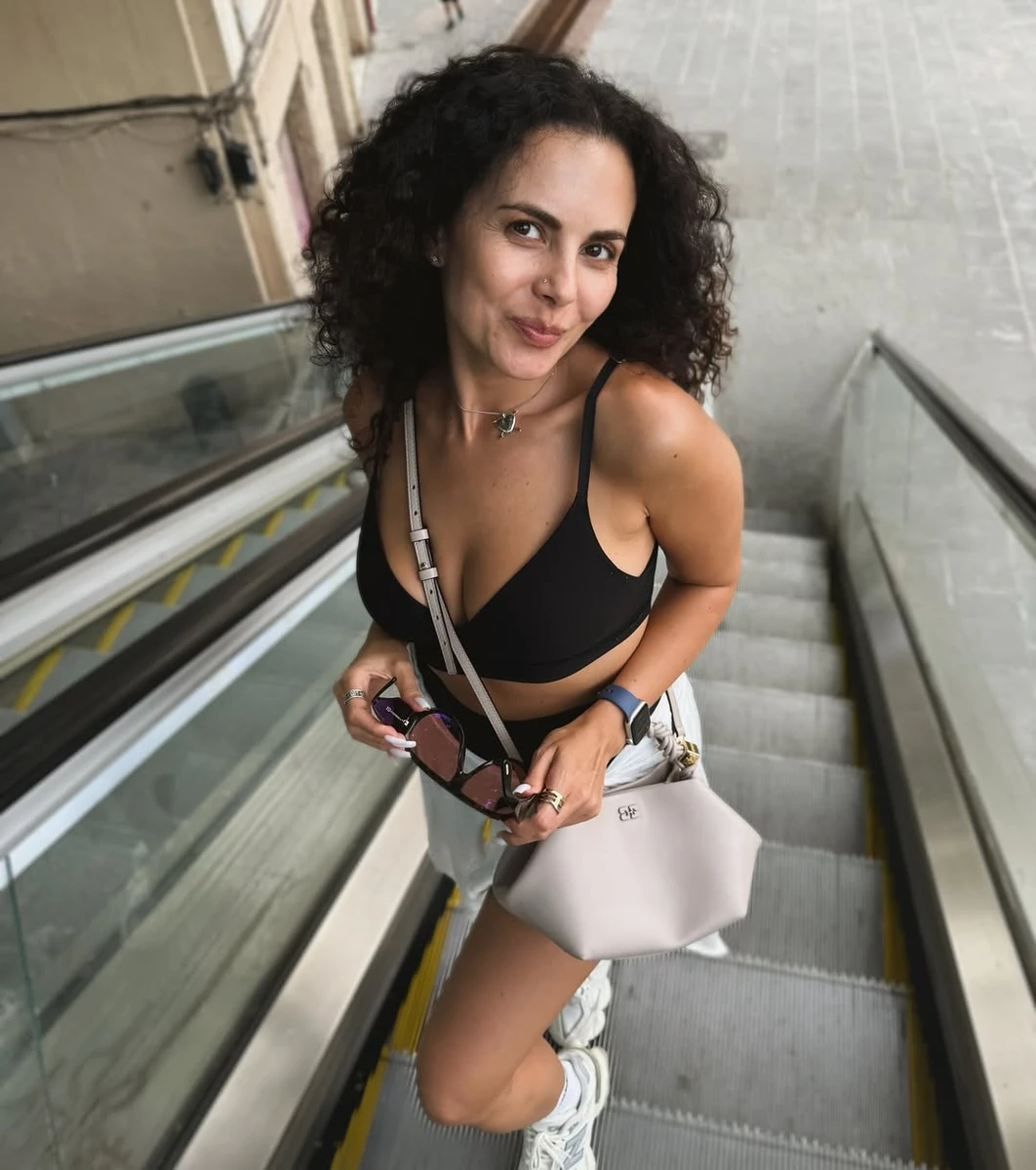 Зірка виглядає щасливою і розслабленою