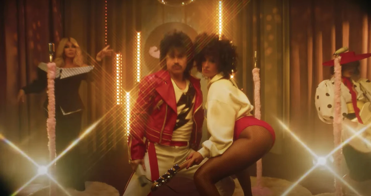 Пивоваров з вусами і Астаф'єва у куцих шортах попозували у кліпі