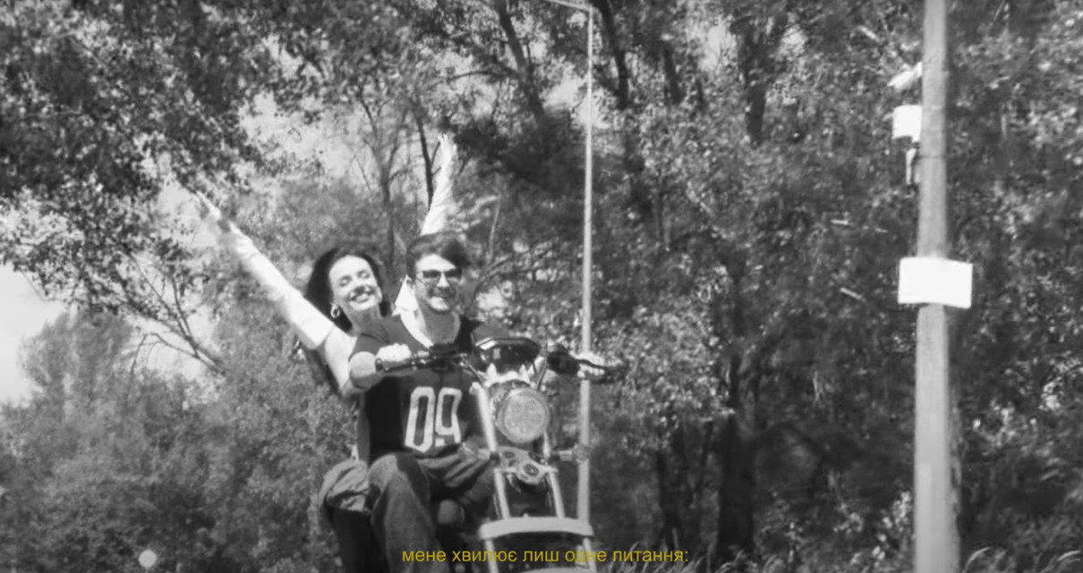 MamaRika поїздила на байку з чоловіком для кліпу