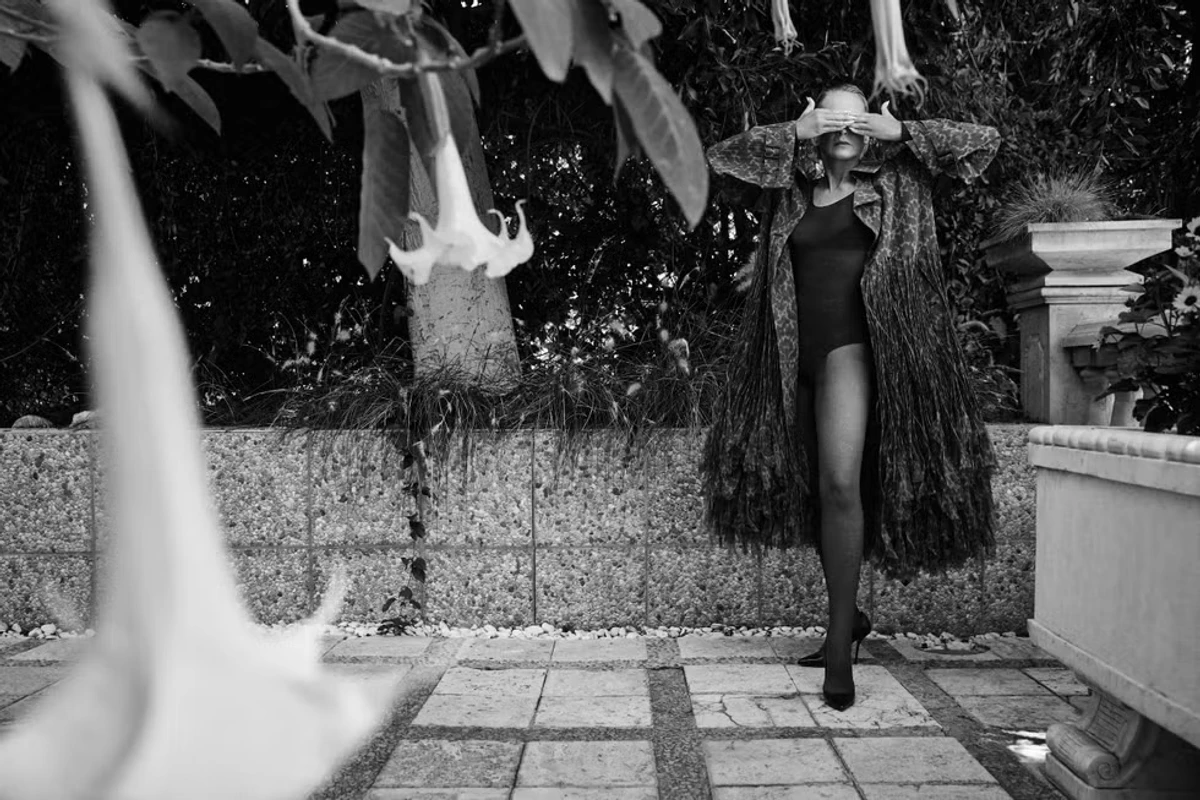 Шерон Стоун у боді та пальто посвітила спокусливими формами