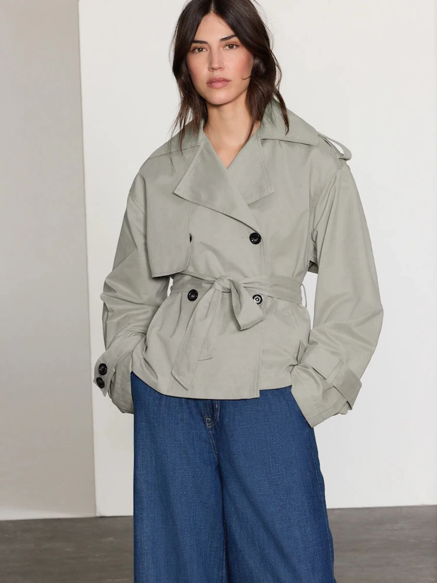 Образ із укороченим тренчем