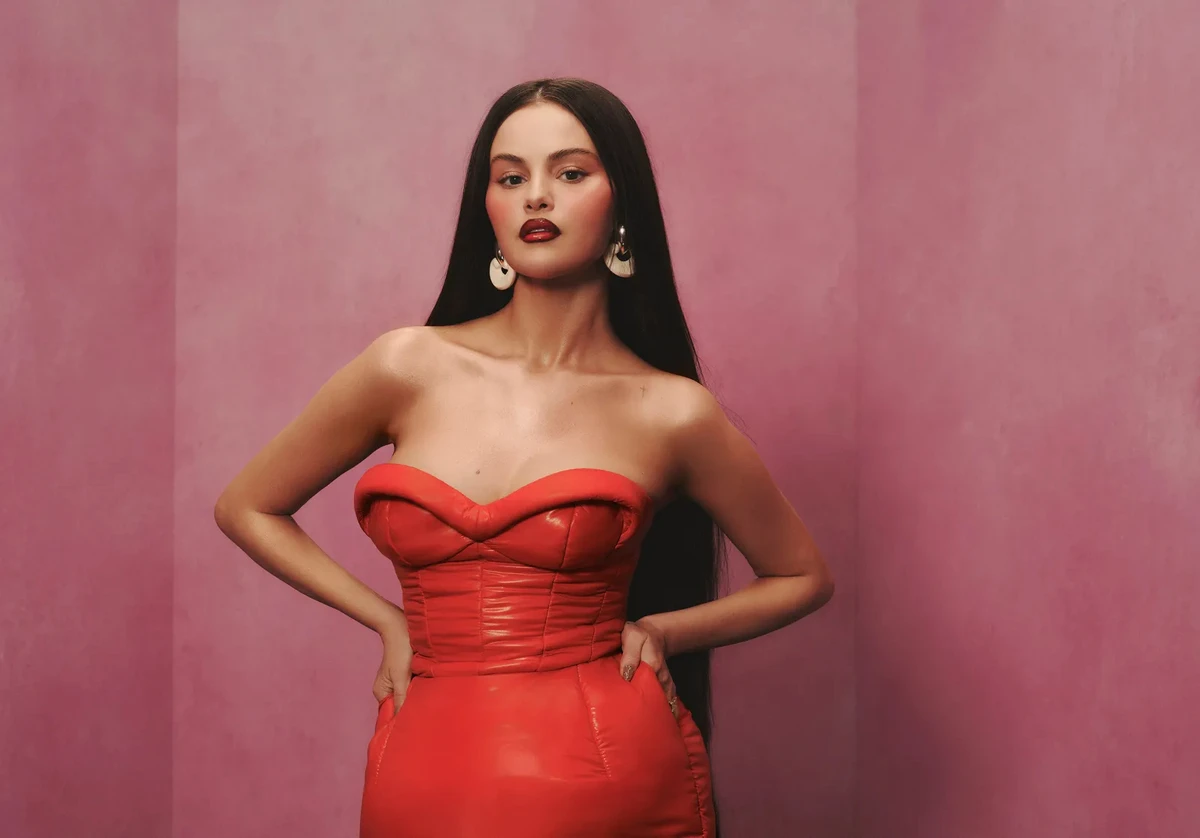 Селена Гомес у декольтованому міні похвалилися апетитними формами