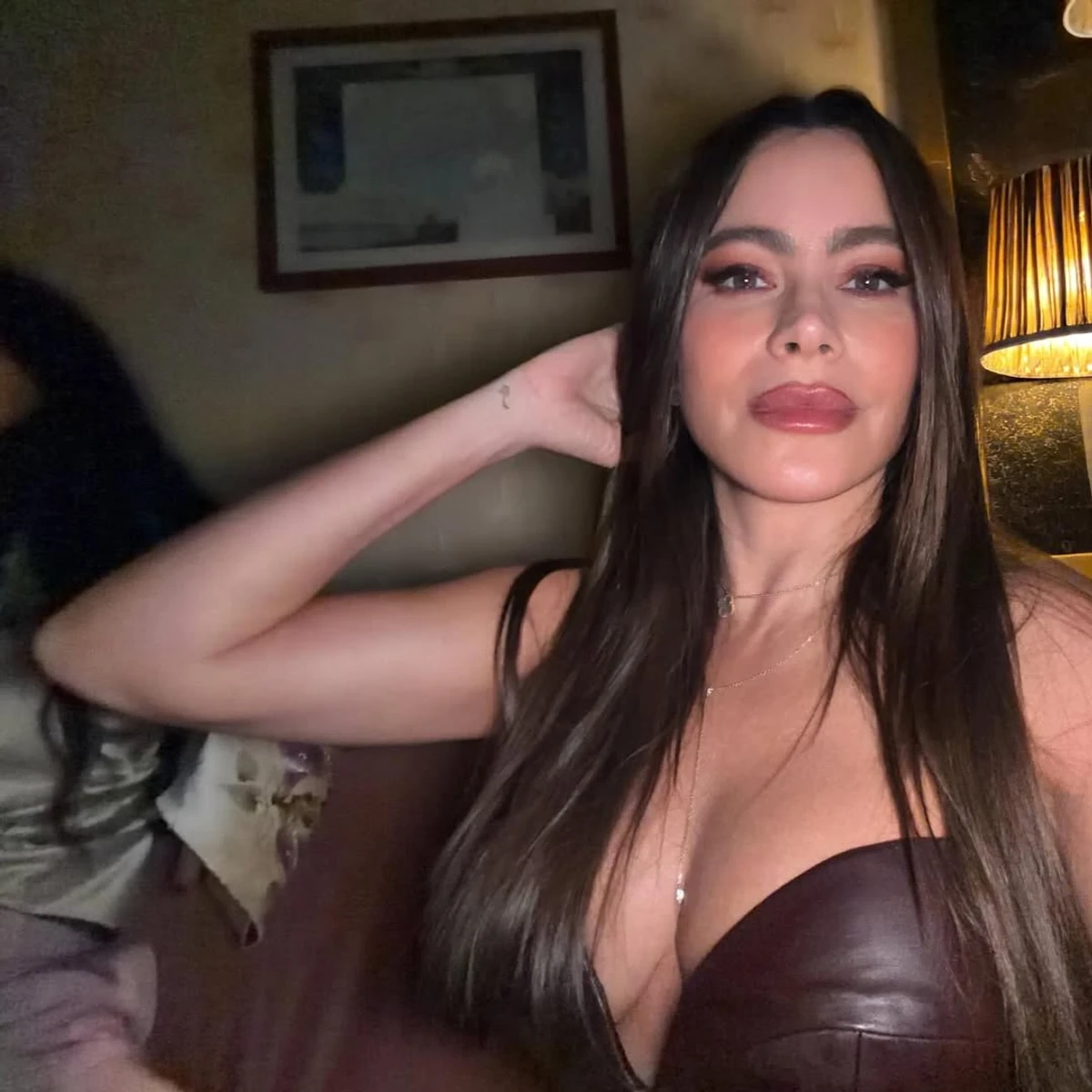 Софія Вергара блиснула пишним декольте у шкіряній сукні