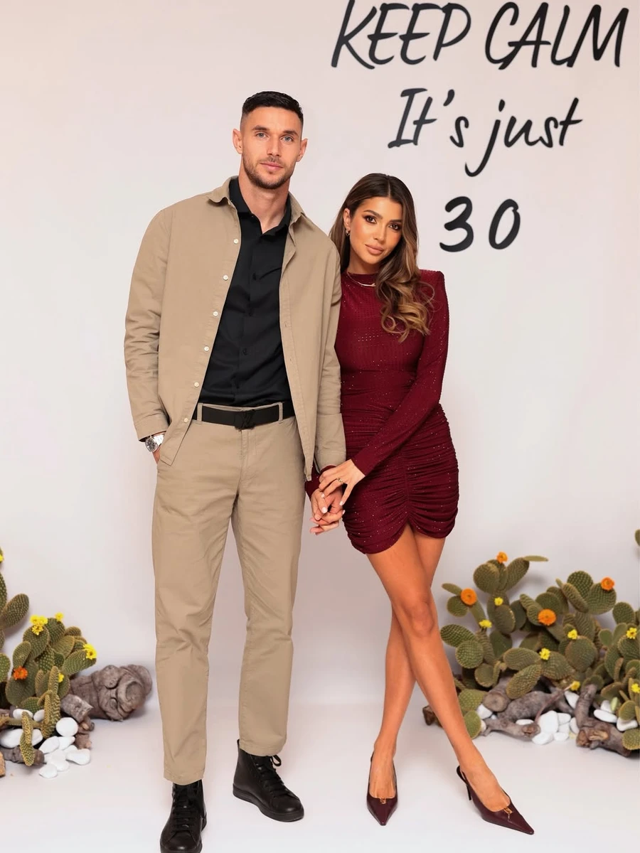 Роман Яремчук попозував з дружиною в міні на своєму 30-річчі