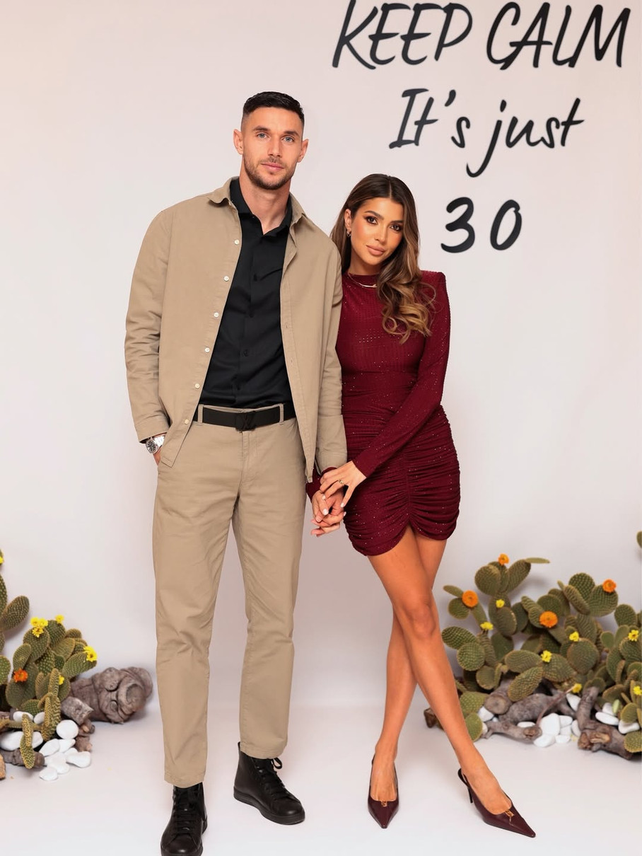 Роман Яремчук попозував з дружиною в міні на своєму 30-річчі