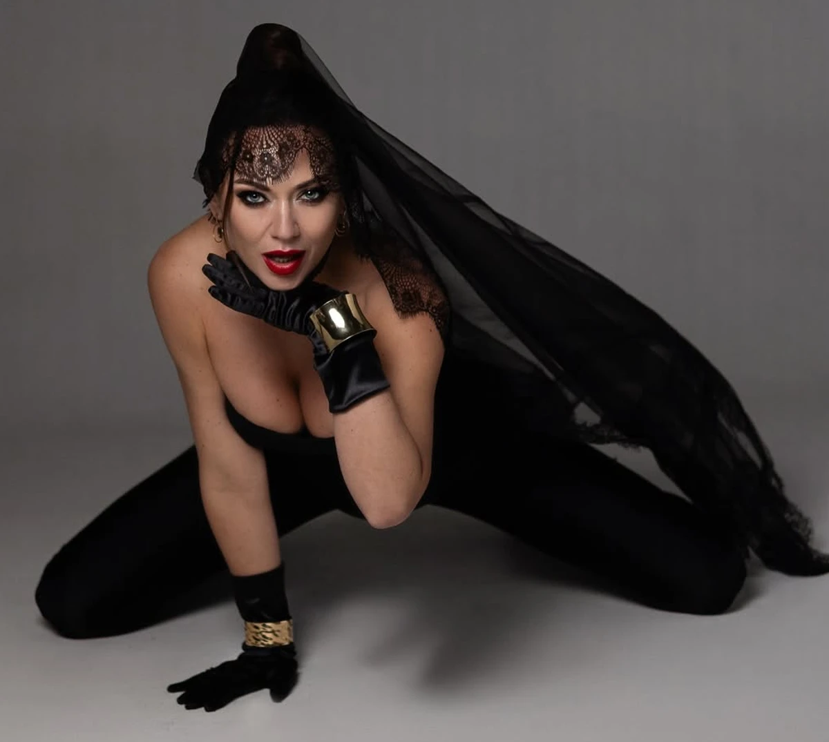 Анна Саліванчук у лосинах і корсеті посвітила бюстом на підлозі