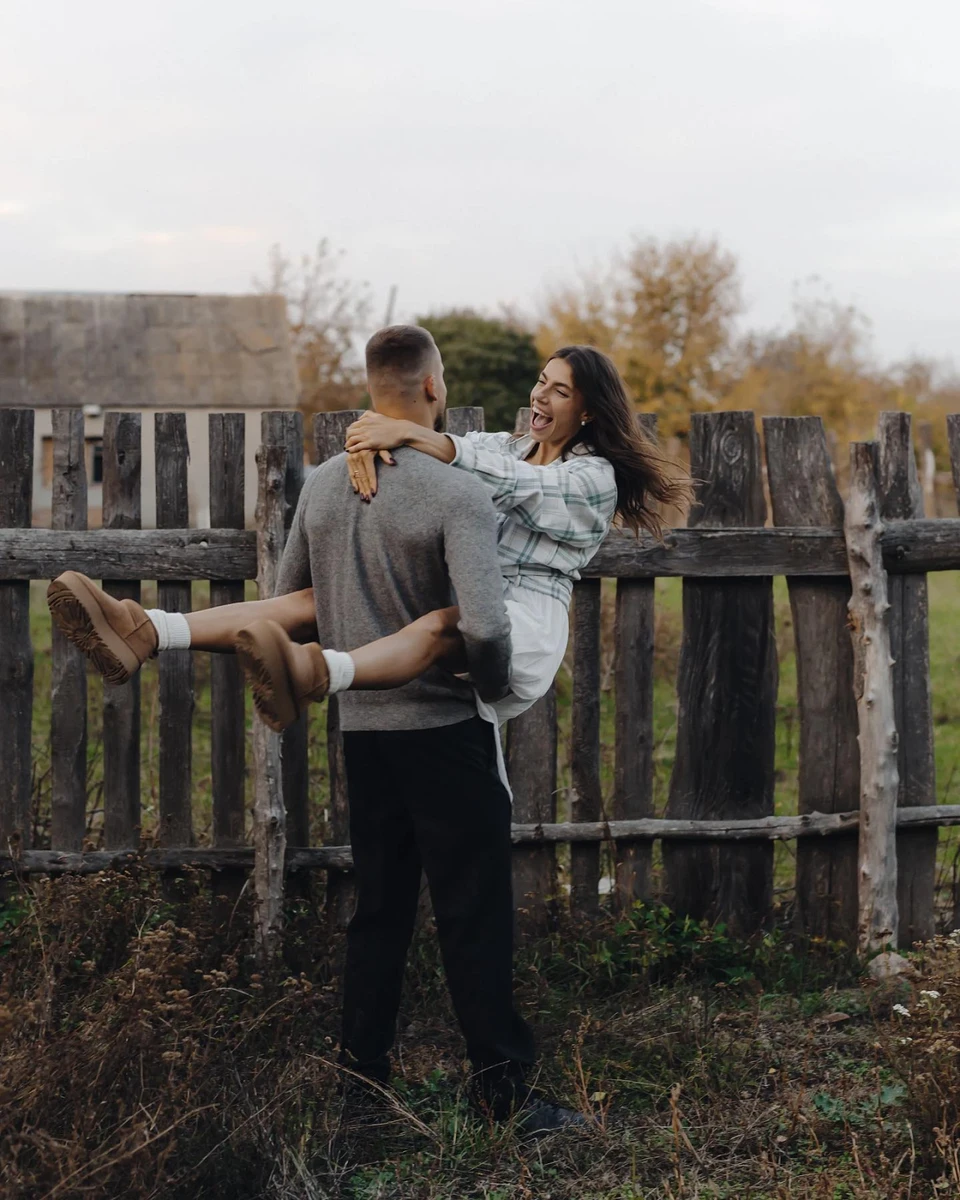 Але вона занадто закохана, щоб це помітити