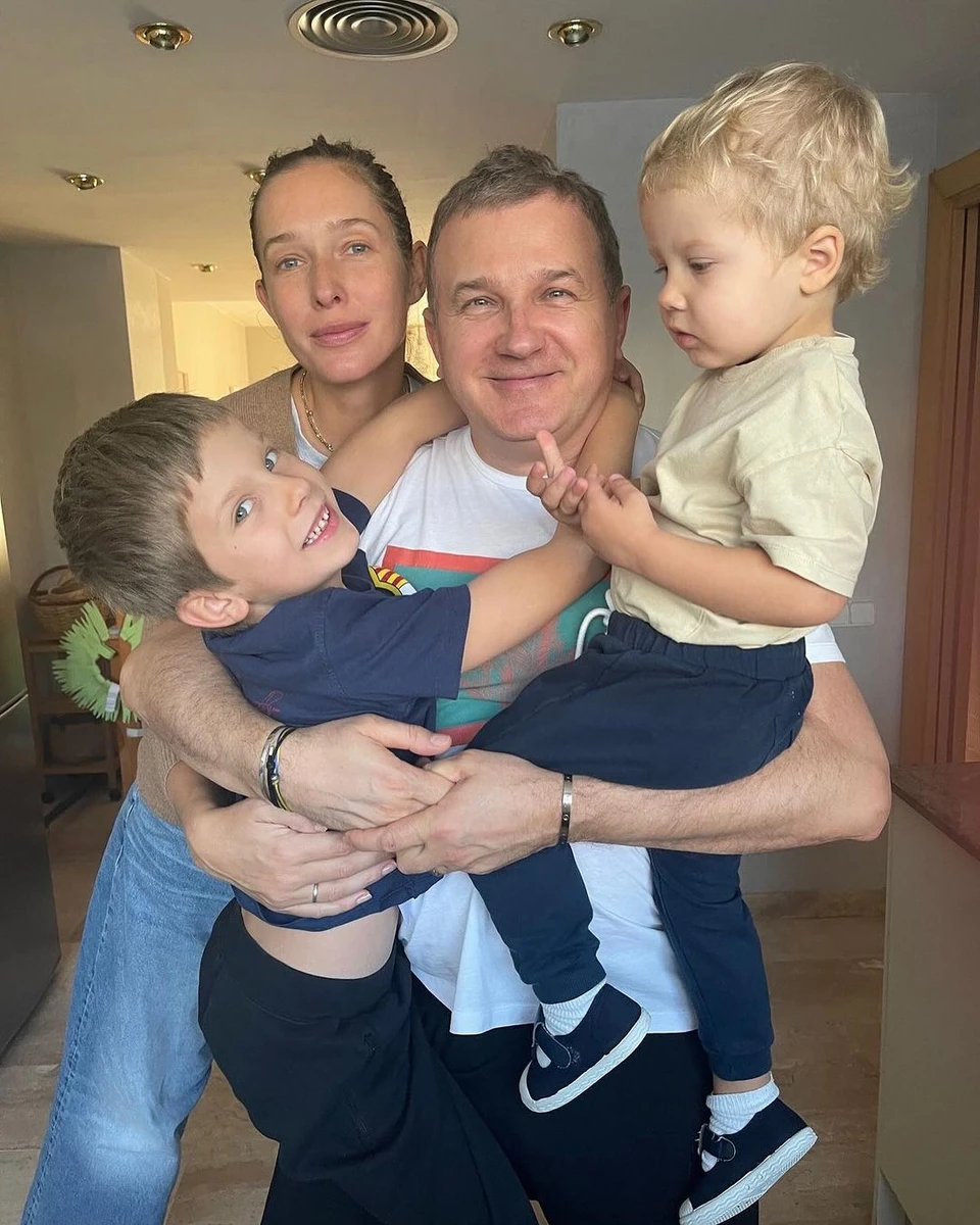 Подружжя телеведучих з дітьми