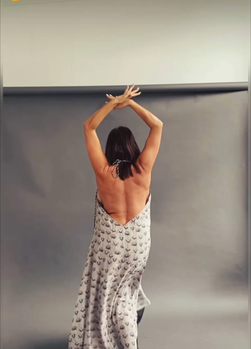 Мейхер оголила спину