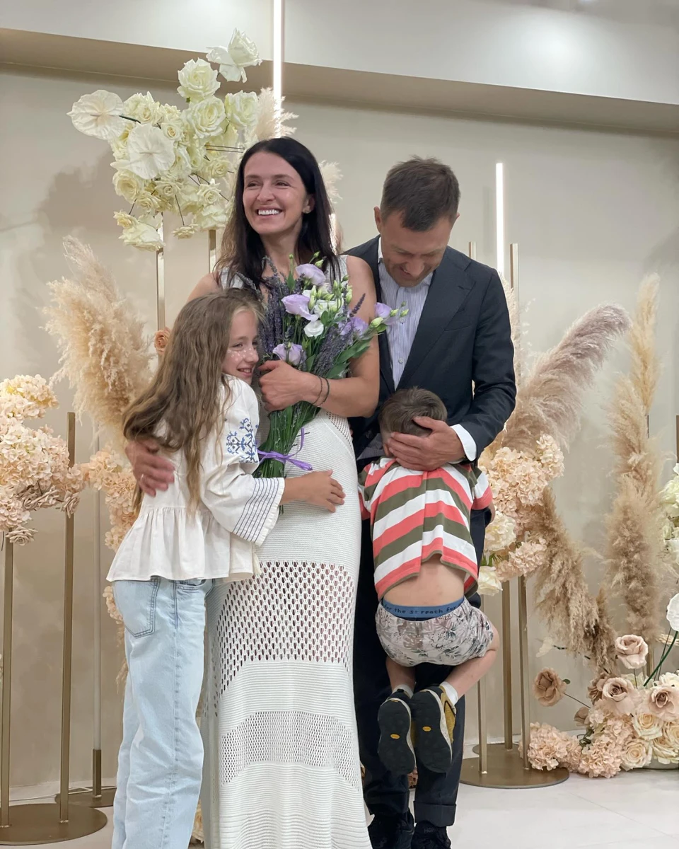 Хамайко з Оністратом та дітьми у РАГСі