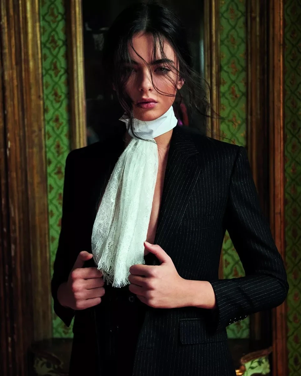 Дочка Беллуччі попозувала у модному жакеті