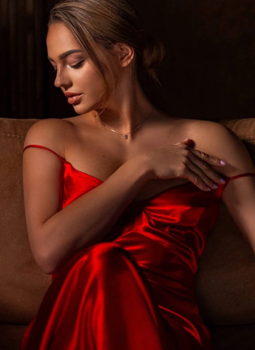 Білодід у червоній сукні