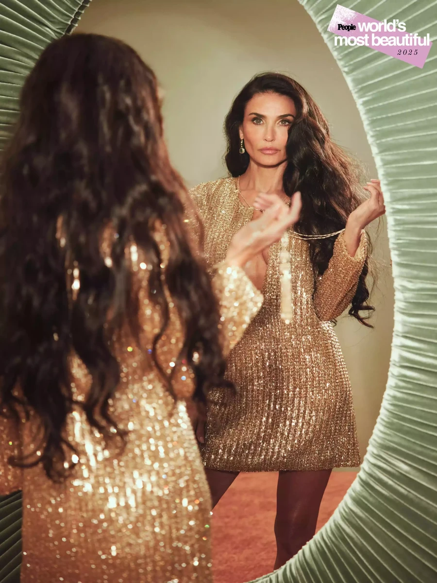 Демі Мур показалась у блискучому міні