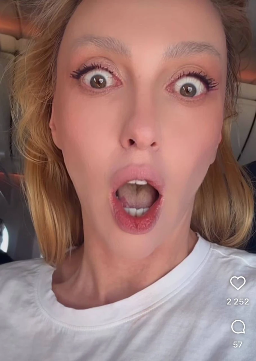 Полякова у літаку робила мейк