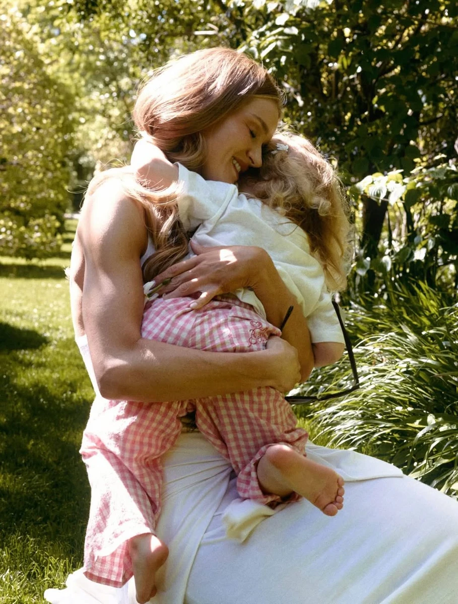 Наречена Стейтема у сукні попозувала з їхньою донькою